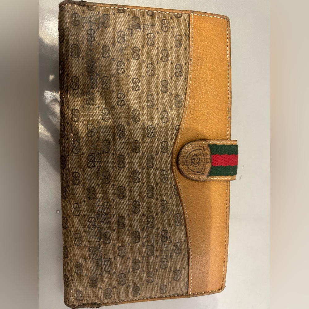 Vintage Gucci wallet.
